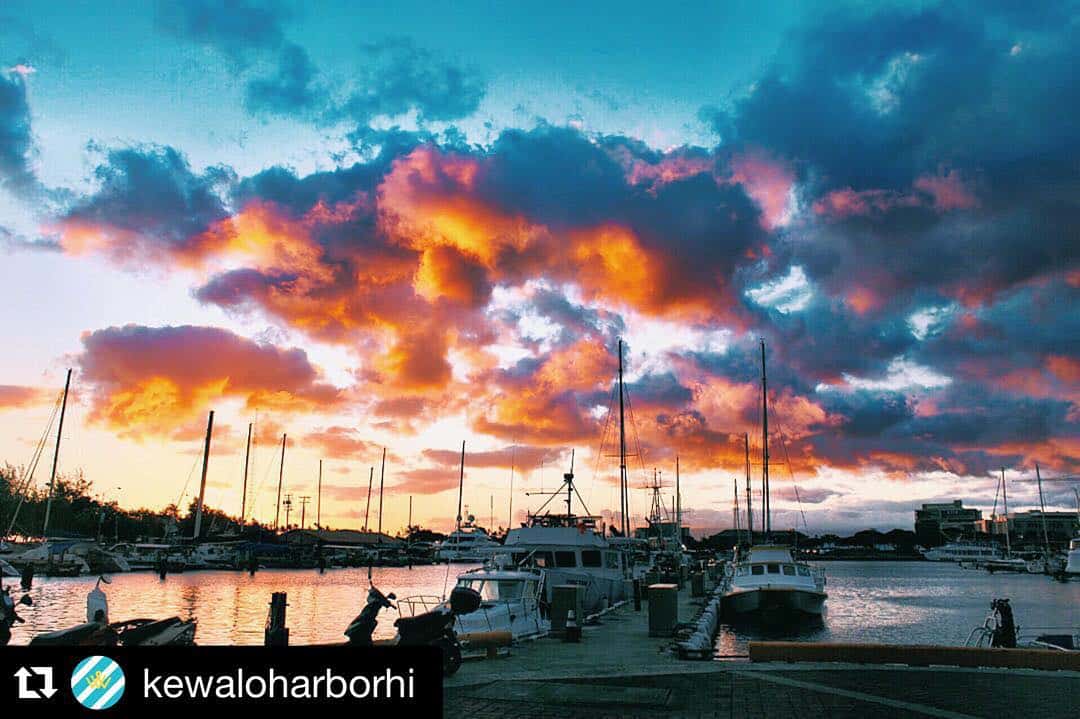 A sunset photo fitting for a Happy Halloween Eve. 🕸🕷 #WeAreWard #WardVillage #KewaloHarbor #Repost #HawaiiSunset @kewaloharborhi